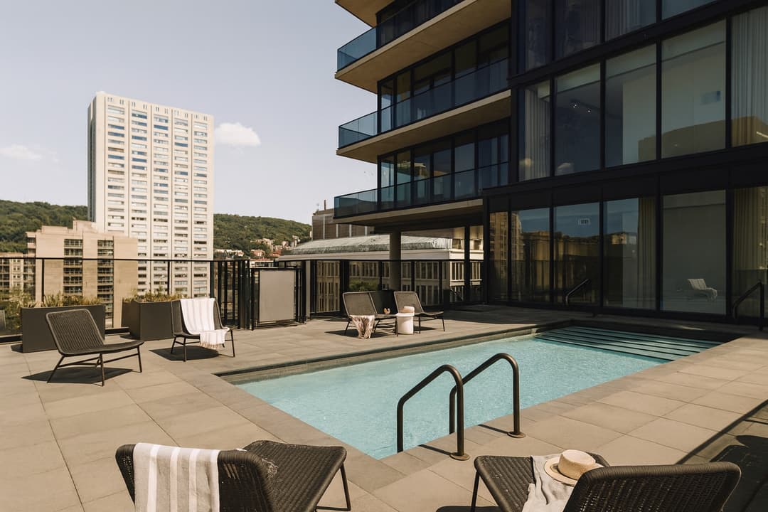 Guest room interior at Nester Downtown Montréal with contemporary furnishings and city views